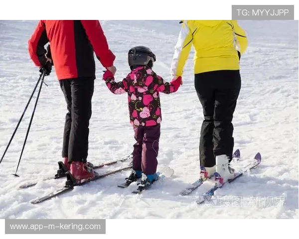 高山滑雪训练营与旅行社合作推出家庭滑雪周末游，高山滑雪项目