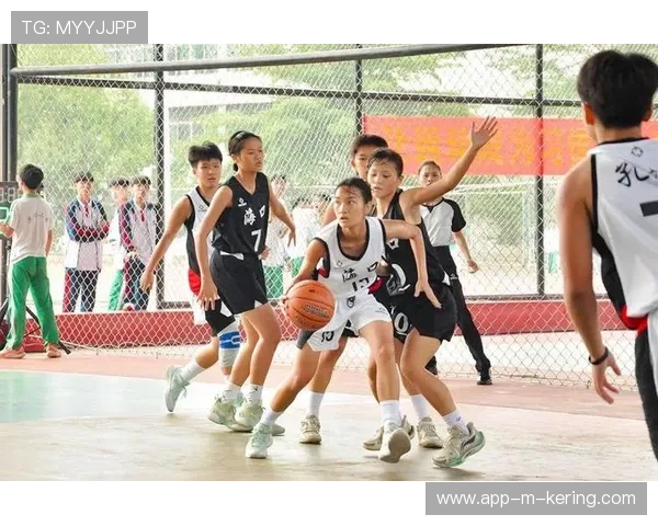球员赛后参与青少年课堂分享奋斗经历激励学员